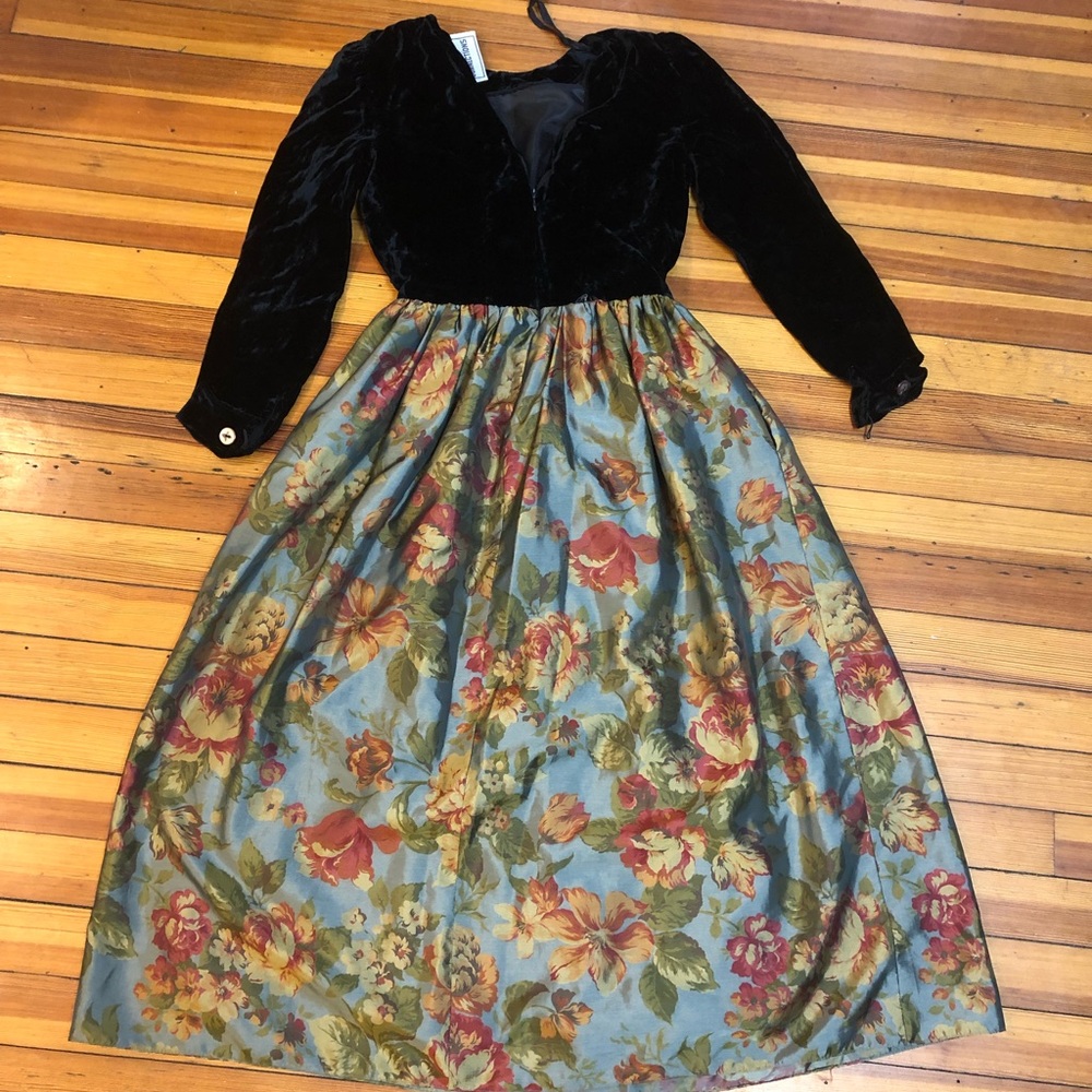 Collection brand full floral Fall dress w/ sleeves